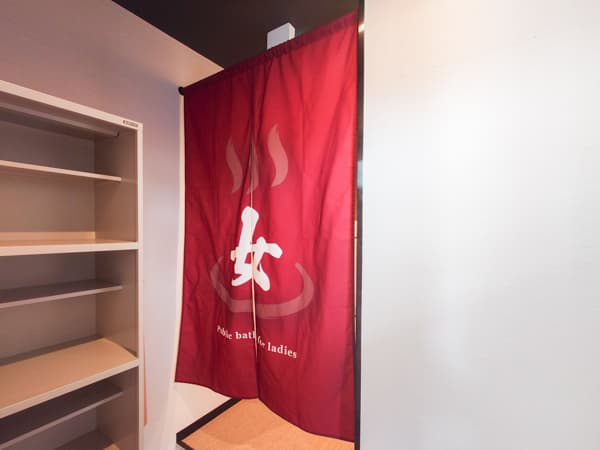 女性更衣室入口